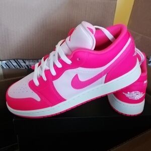 AIR JORDAN 1 LOW "VALENTINES DAY" WOMEN'S US SIZE 8.5 BRAND NEW IN BOX